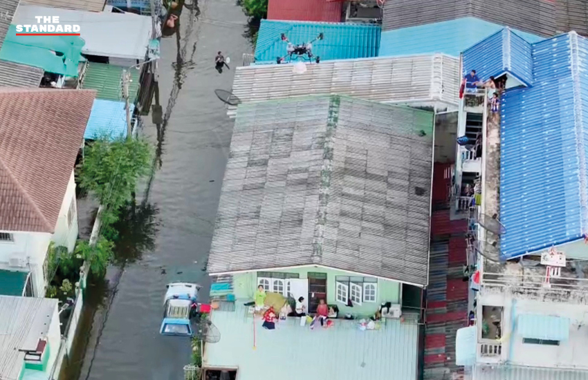 โดรนพระราชทานกำลังบินลำเลียงสิ่งของช่วยเหลือผู้ประสบภัยน้ำท่วม 5