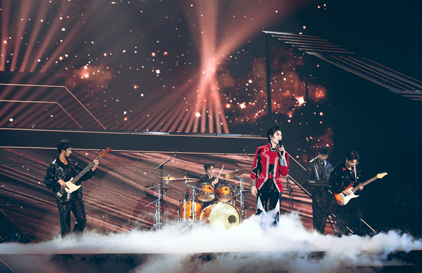 ปอนด์-ณราวิชญ์ และ ภูวินทร์-ตั้งศักดิ์ยืน บนเวทีคอนเสิร์ต POND PHUWIN Space Soul-dyssey CONCERT 10