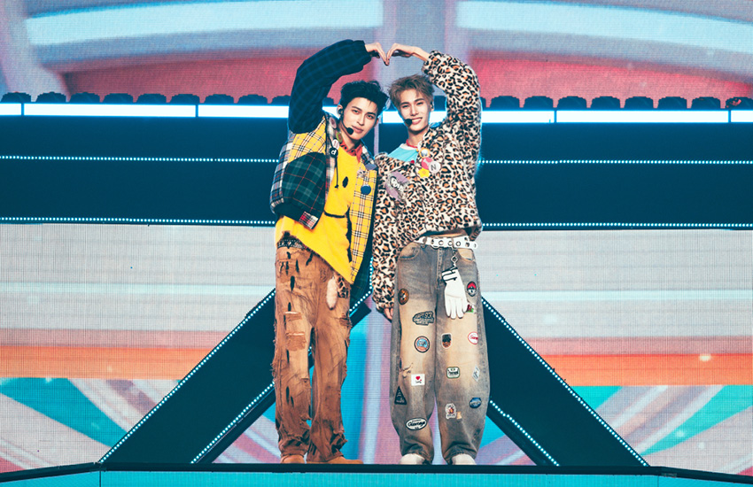 ปอนด์-ณราวิชญ์ และ ภูวินทร์-ตั้งศักดิ์ยืน บนเวทีคอนเสิร์ต POND PHUWIN Space Soul-dyssey CONCERT 2