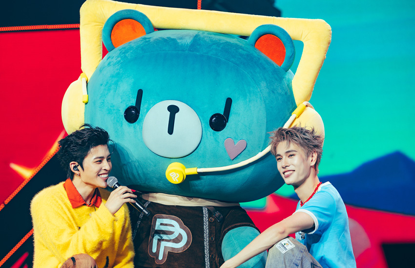 ปอนด์-ณราวิชญ์ และ ภูวินทร์-ตั้งศักดิ์ยืน บนเวทีคอนเสิร์ต POND PHUWIN Space Soul-dyssey CONCERT 4