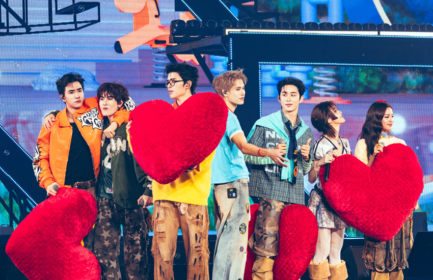 ปอนด์-ณราวิชญ์ และ ภูวินทร์-ตั้งศักดิ์ยืน บนเวทีคอนเสิร์ต POND PHUWIN Space Soul-dyssey CONCERT 9