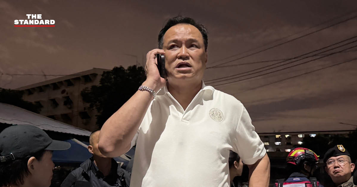อนุทิน ชาญวีรกูล นายกรัฐมนตรี ลงพื้นที่ติดตามสถานการณ์น้ำท่วมแฟลตการเคหะคลองจั่น