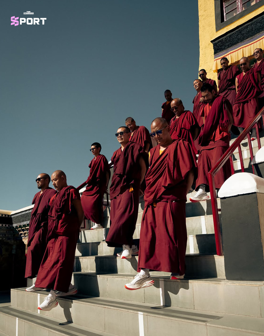 พระสงฆ์สวมรองเท้า PUMA วิ่งหรือทำสมาธิในภูมิประเทศลาดัก 1
