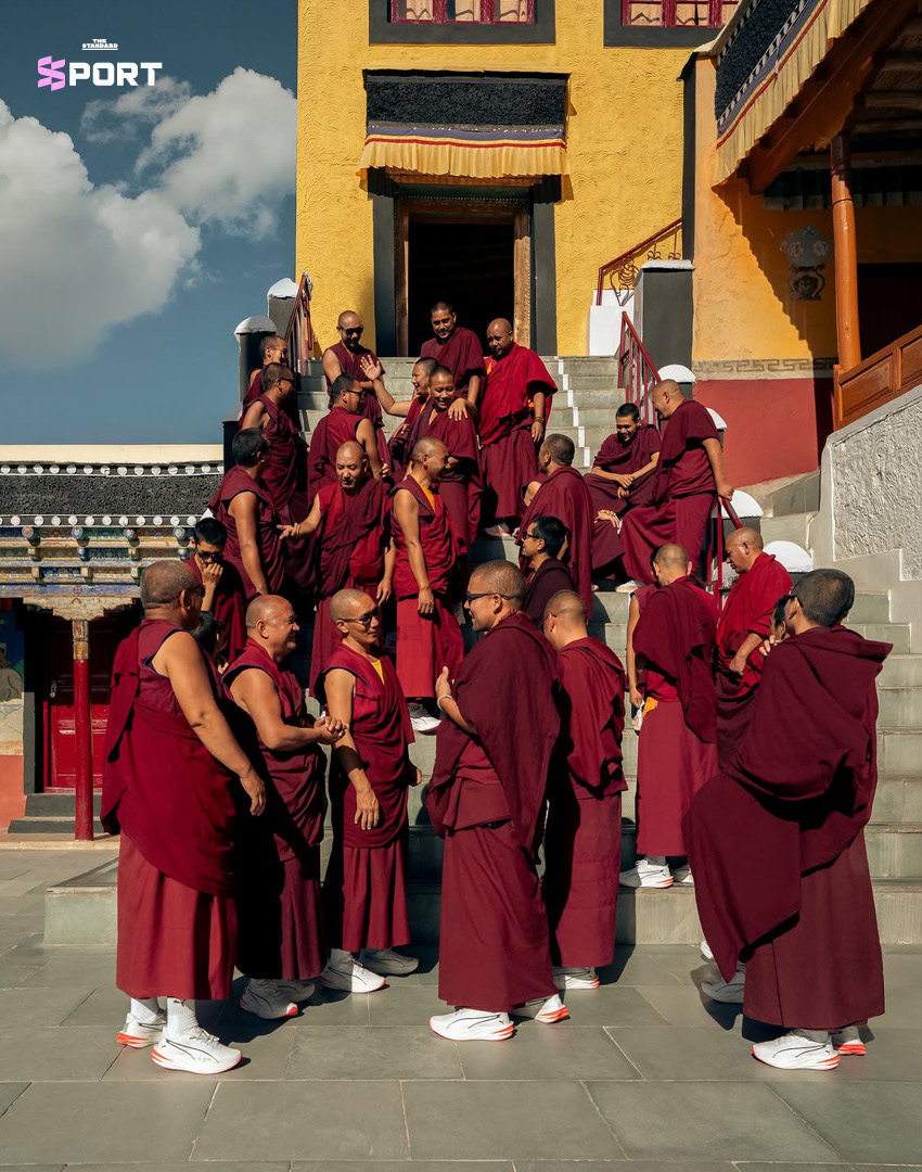 พระสงฆ์สวมรองเท้า PUMA วิ่งหรือทำสมาธิในภูมิประเทศลาดัก 11