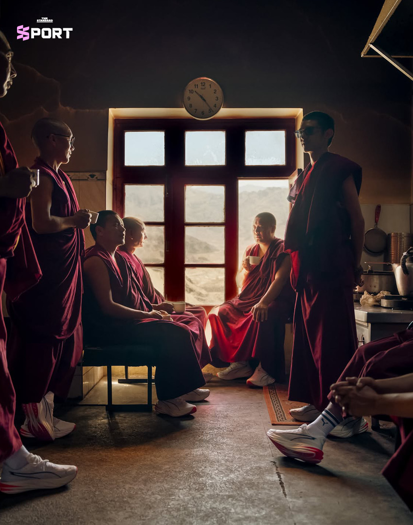 พระสงฆ์สวมรองเท้า PUMA วิ่งหรือทำสมาธิในภูมิประเทศลาดัก 12