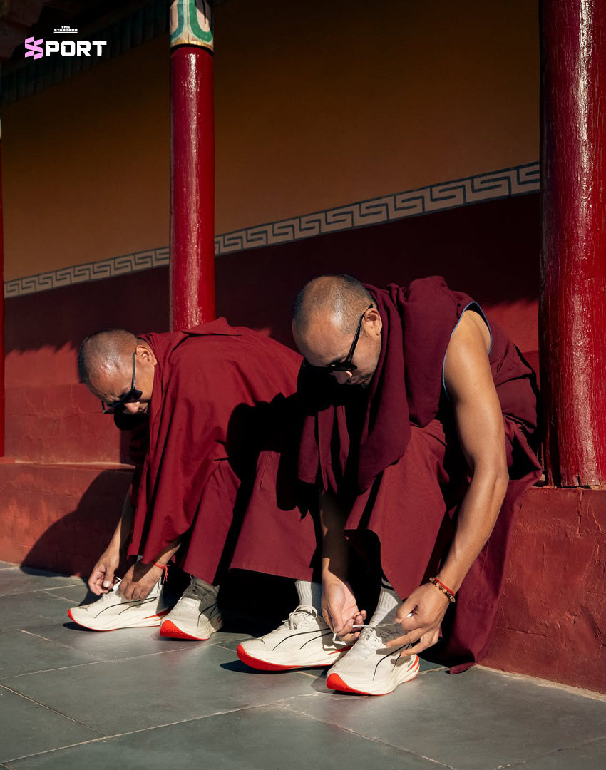 พระสงฆ์สวมรองเท้า PUMA วิ่งหรือทำสมาธิในภูมิประเทศลาดัก 2