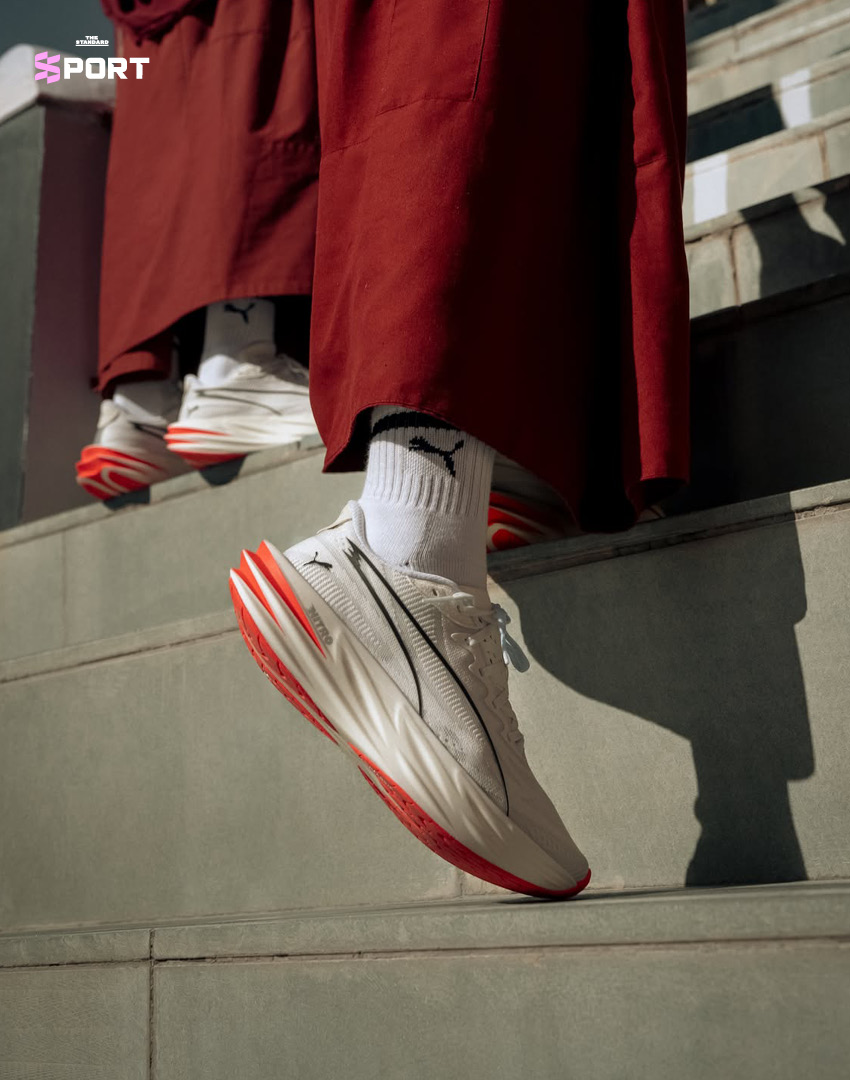 พระสงฆ์สวมรองเท้า PUMA วิ่งหรือทำสมาธิในภูมิประเทศลาดัก 3