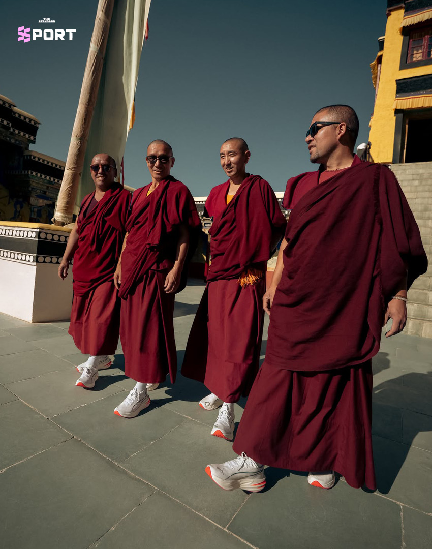 พระสงฆ์สวมรองเท้า PUMA วิ่งหรือทำสมาธิในภูมิประเทศลาดัก 4