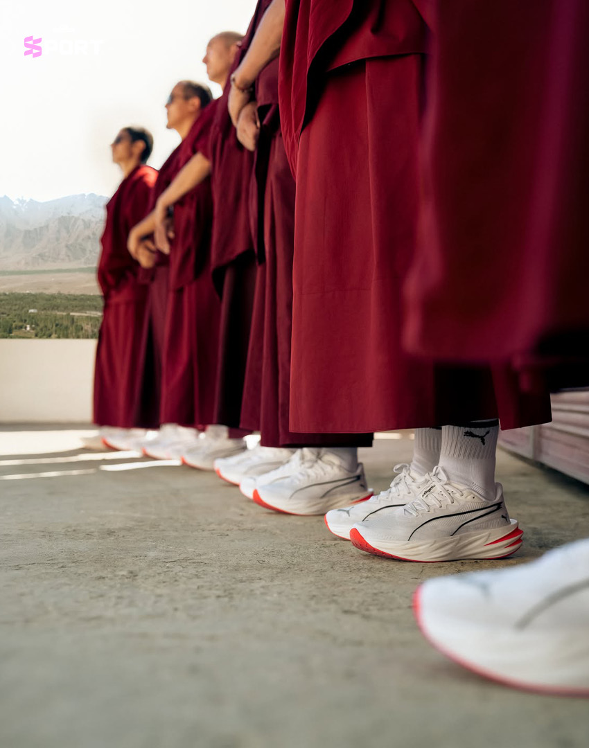 พระสงฆ์สวมรองเท้า PUMA วิ่งหรือทำสมาธิในภูมิประเทศลาดัก 8