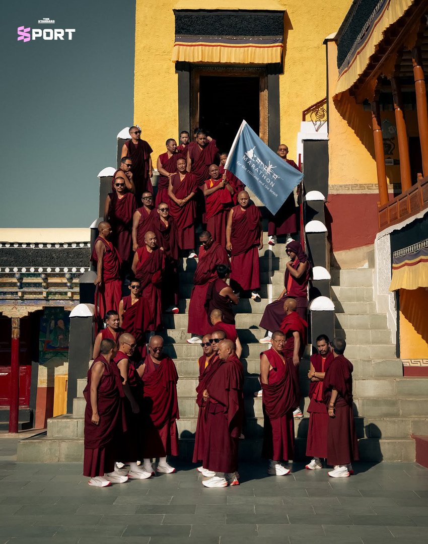 พระสงฆ์สวมรองเท้า PUMA วิ่งหรือทำสมาธิในภูมิประเทศลาดัก 9