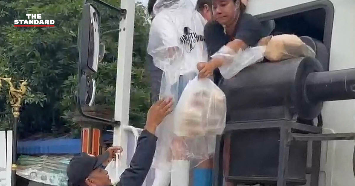 รถบรรทุกของบริษัท ซิน เคอ หยวน สตีล จำกัด กำลังแจกจ่ายข้าวกล่องและน้ำดื่มให้ผู้ประสบภัยน้ำท่วมในจังหวัดระยอง