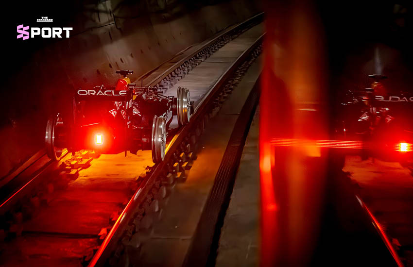 รถแข่ง Red Bull Racing F1 รุ่น RB8 ดัดแปลงวิ่งบนรางรถไฟใต้ดินกรุงมาดริด 2