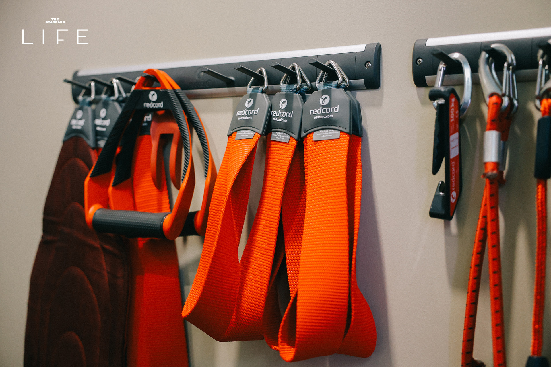 ภาพผู้เข้ารับการบำบัดกำลังใช้เครื่อง Redcord เพื่อจัดระเบียบร่างกาย 6