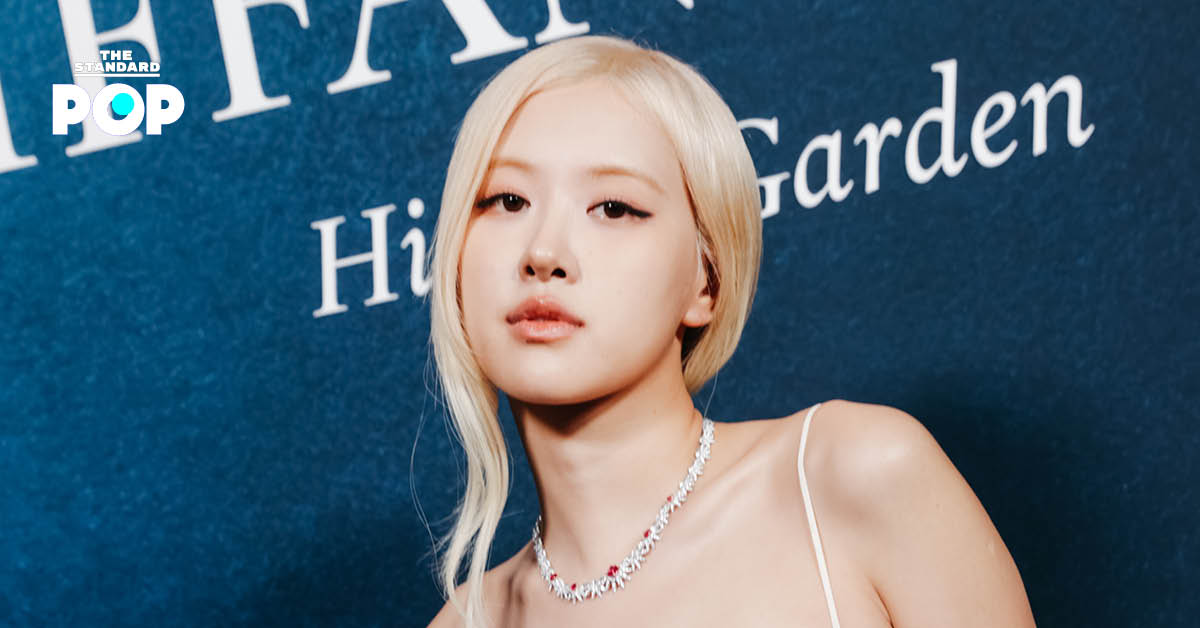 ภาพ ROSÉ ในชุดราตรีสีดำ
