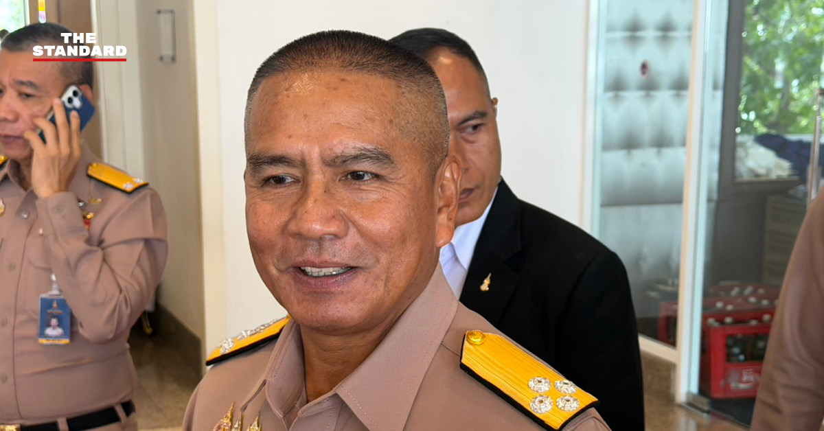 พล.ร.อ. ไพโรจน์ เฟื่องจันทร์ ผู้บัญชาการทหารเรือ ให้สัมภาษณ์สื่อมวลชน