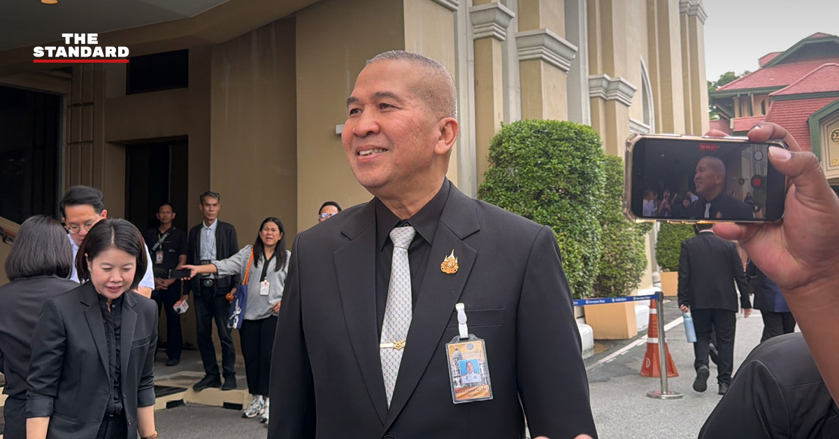 พล.ต.ท. รุทธพล เนาวรัตน์ รัฐมนตรีว่าการกระทรวงยุติธรรม กำลังให้สัมภาษณ์สื่อมวลชน