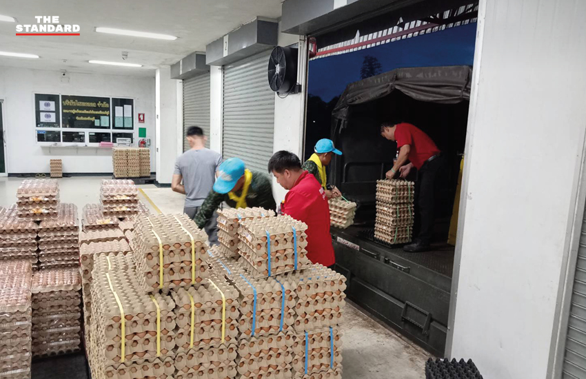 ทหารลำเลียงไข่ไก่ 2,000 แผง ในพื้นที่น้ำท่วมจังหวัดสระแก้ว 1