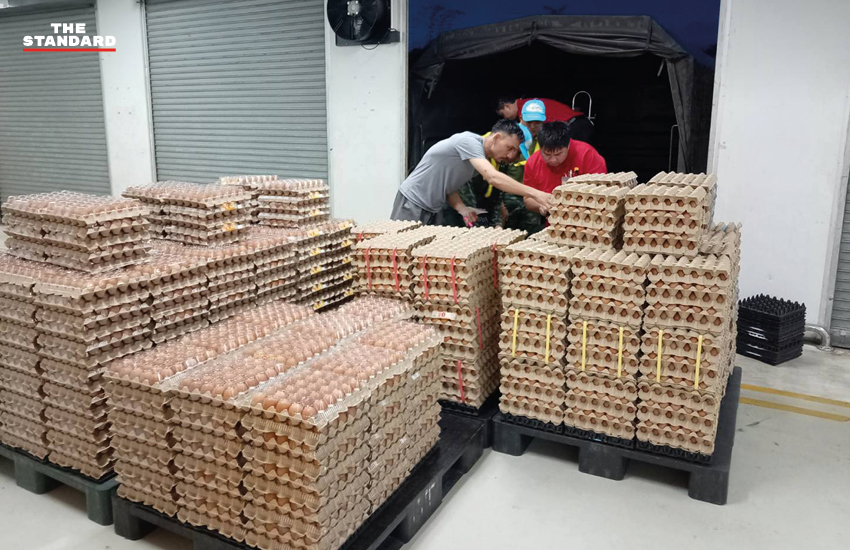 ทหารลำเลียงไข่ไก่ 2,000 แผง ในพื้นที่น้ำท่วมจังหวัดสระแก้ว 2