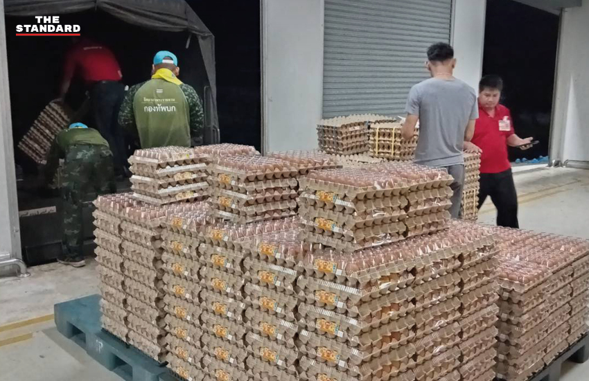 ทหารลำเลียงไข่ไก่ 2,000 แผง ในพื้นที่น้ำท่วมจังหวัดสระแก้ว 3