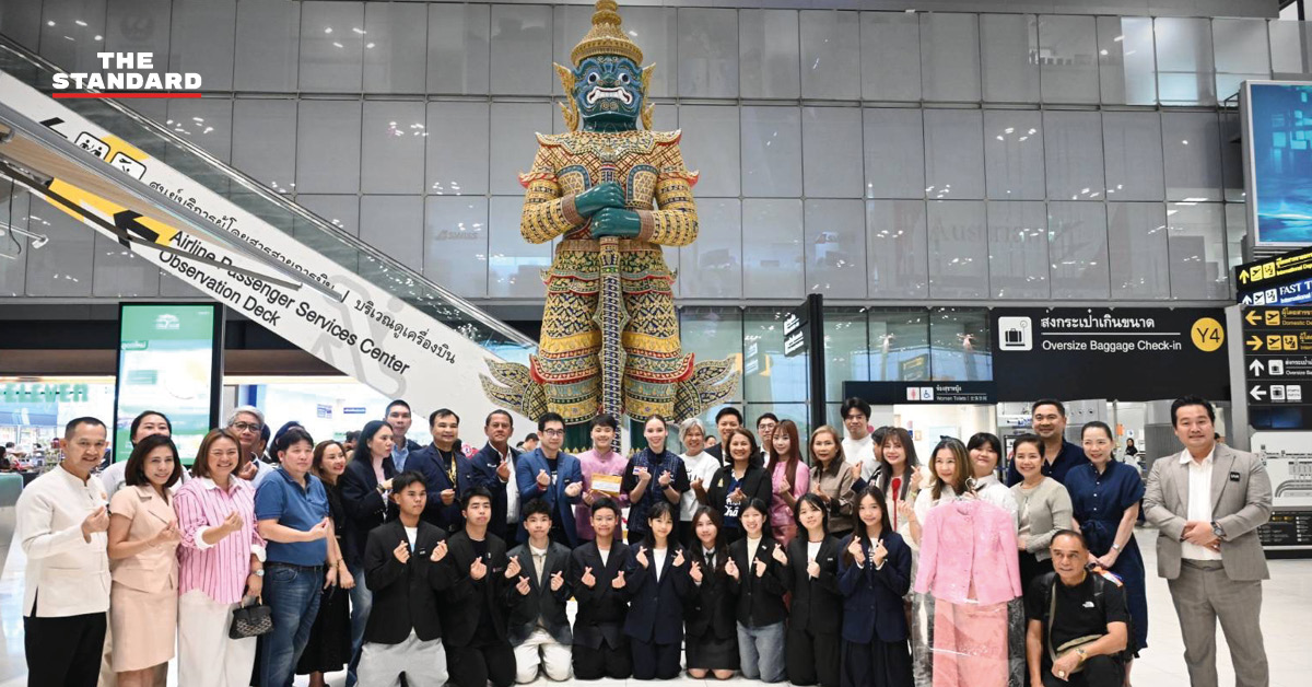 ซาบีดา ไทยเศรษฐ์ รัฐมนตรีว่าการกระทรวงวัฒนธรรม ถ่ายภาพร่วมกับเยาวชนไทย 12 คน ที่สวมชุดไทย ก่อนเดินทางไปประชุม UNESCO ที่กรุงปารีส