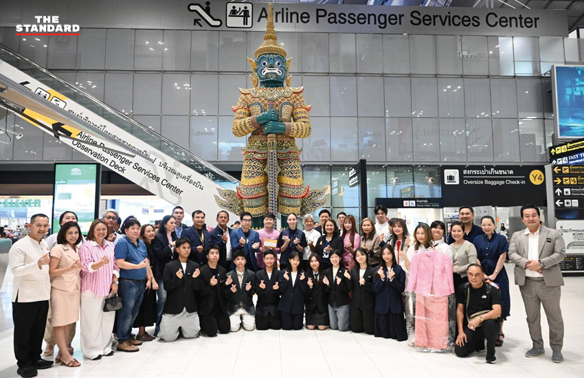 ซาบีดา ไทยเศรษฐ์ รัฐมนตรีว่าการกระทรวงวัฒนธรรม ถ่ายภาพร่วมกับเยาวชนไทย 12 คน ที่สวมชุดไทย ก่อนเดินทางไปประชุม UNESCO ที่กรุงปารีส 1