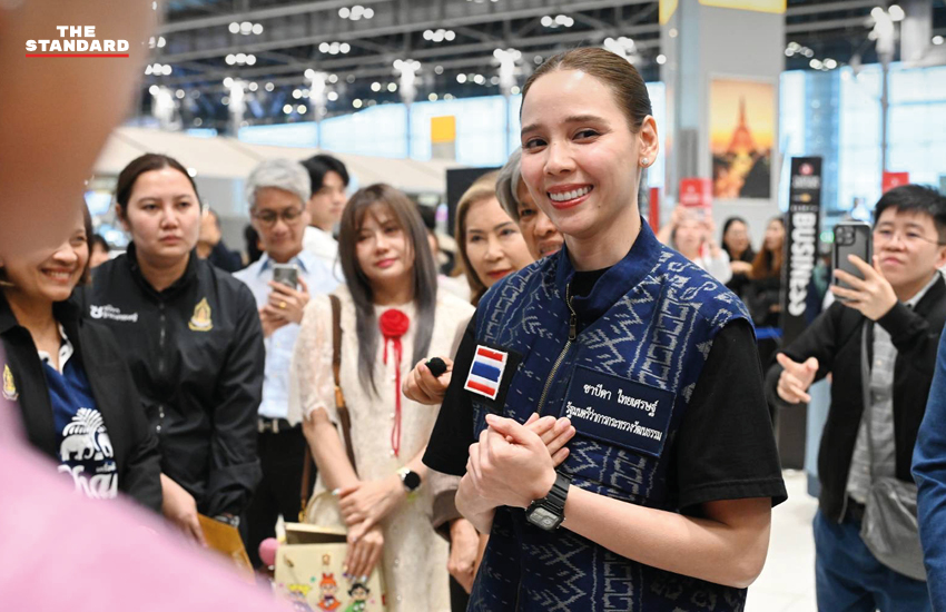 ซาบีดา ไทยเศรษฐ์ รัฐมนตรีว่าการกระทรวงวัฒนธรรม ถ่ายภาพร่วมกับเยาวชนไทย 12 คน ที่สวมชุดไทย ก่อนเดินทางไปประชุม UNESCO ที่กรุงปารีส 2