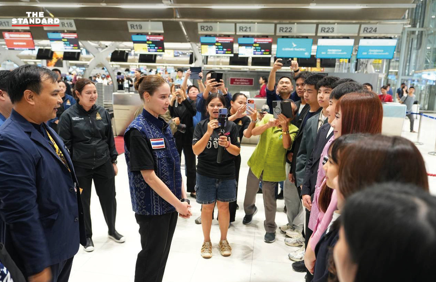 ซาบีดา ไทยเศรษฐ์ รัฐมนตรีว่าการกระทรวงวัฒนธรรม ถ่ายภาพร่วมกับเยาวชนไทย 12 คน ที่สวมชุดไทย ก่อนเดินทางไปประชุม UNESCO ที่กรุงปารีส 3