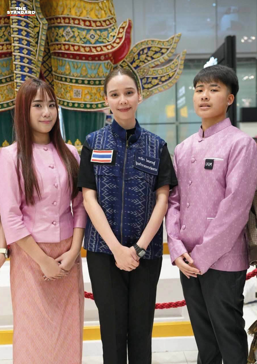 ซาบีดา ไทยเศรษฐ์ รัฐมนตรีว่าการกระทรวงวัฒนธรรม ถ่ายภาพร่วมกับเยาวชนไทย 12 คน ที่สวมชุดไทย ก่อนเดินทางไปประชุม UNESCO ที่กรุงปารีส 4