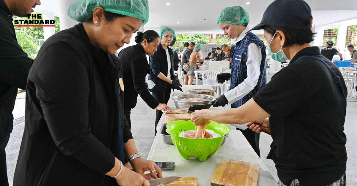 ซาบีดา ไทยเศรษฐ์ รัฐมนตรีว่าการกระทรวงวัฒนธรรม กำลังดูแลการจัดเตรียมอาหารในโรงครัวจิตอาสาเพื่อช่วยเหลือผู้ประสบภัยน้ำท่วม