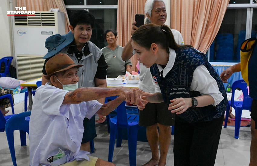 ซาบีดา ไทยเศรษฐ์ รัฐมนตรีว่าการกระทรวงวัฒนธรรม กำลังดูแลการจัดเตรียมอาหารในโรงครัวจิตอาสาเพื่อช่วยเหลือผู้ประสบภัยน้ำท่วม 10