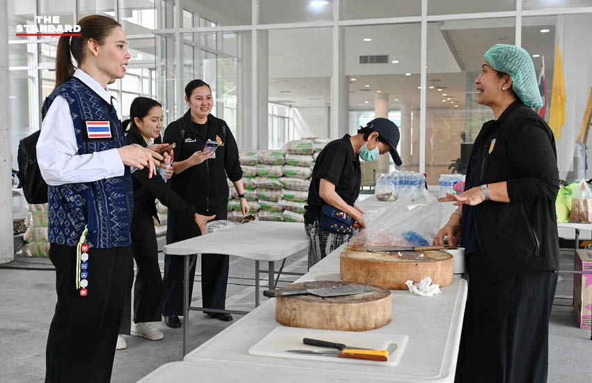 ซาบีดา ไทยเศรษฐ์ รัฐมนตรีว่าการกระทรวงวัฒนธรรม กำลังดูแลการจัดเตรียมอาหารในโรงครัวจิตอาสาเพื่อช่วยเหลือผู้ประสบภัยน้ำท่วม 11