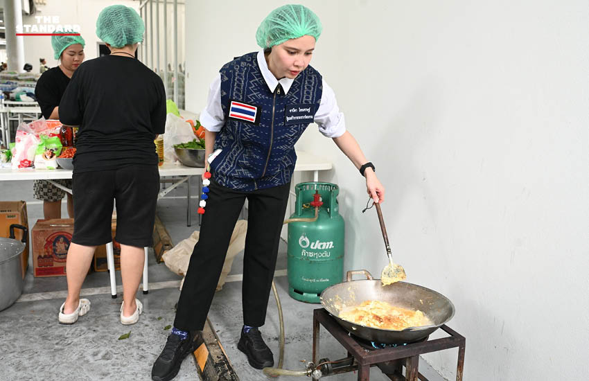 ซาบีดา ไทยเศรษฐ์ รัฐมนตรีว่าการกระทรวงวัฒนธรรม กำลังดูแลการจัดเตรียมอาหารในโรงครัวจิตอาสาเพื่อช่วยเหลือผู้ประสบภัยน้ำท่วม 2