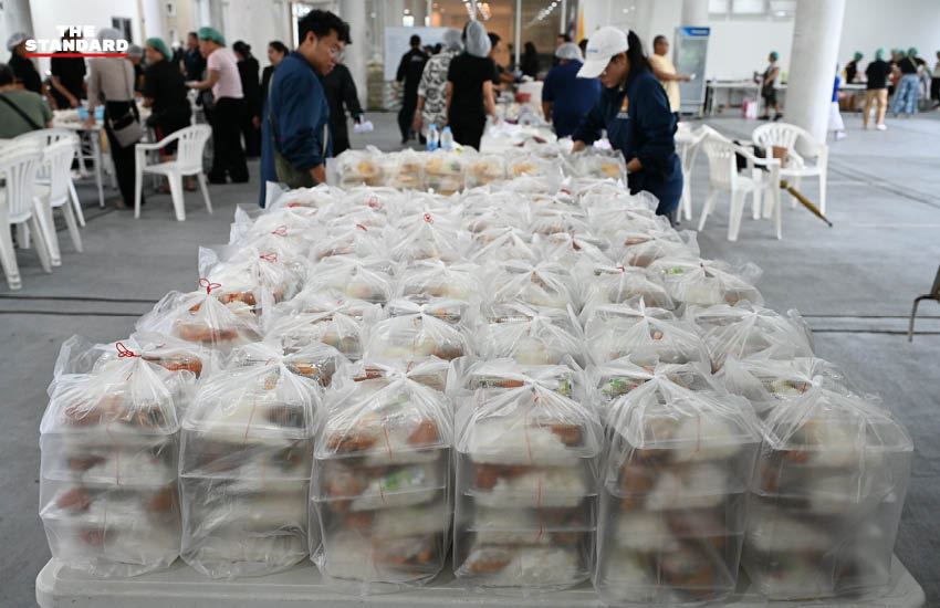 ซาบีดา ไทยเศรษฐ์ รัฐมนตรีว่าการกระทรวงวัฒนธรรม กำลังดูแลการจัดเตรียมอาหารในโรงครัวจิตอาสาเพื่อช่วยเหลือผู้ประสบภัยน้ำท่วม 3