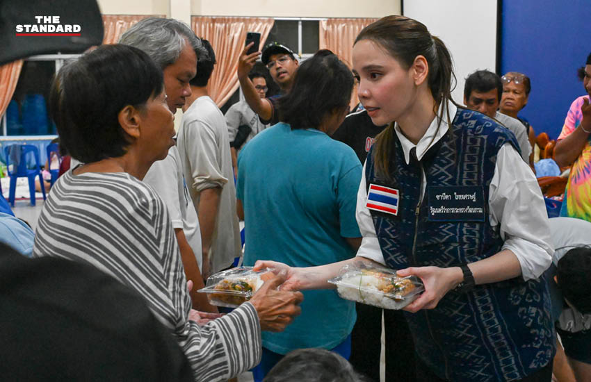 ซาบีดา ไทยเศรษฐ์ รัฐมนตรีว่าการกระทรวงวัฒนธรรม กำลังดูแลการจัดเตรียมอาหารในโรงครัวจิตอาสาเพื่อช่วยเหลือผู้ประสบภัยน้ำท่วม 4
