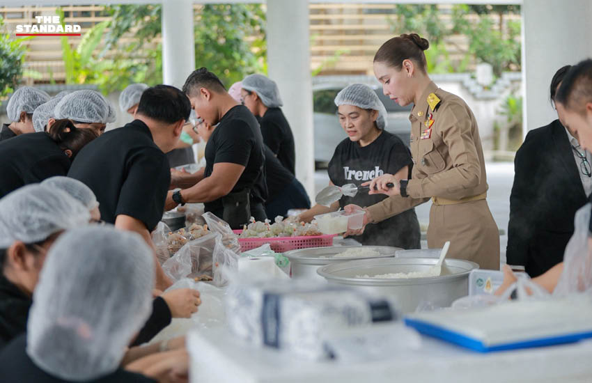 ซาบีดา ไทยเศรษฐ์ รัฐมนตรีว่าการกระทรวงวัฒนธรรม กำลังดูแลการจัดเตรียมอาหารในโรงครัวจิตอาสาเพื่อช่วยเหลือผู้ประสบภัยน้ำท่วม 6