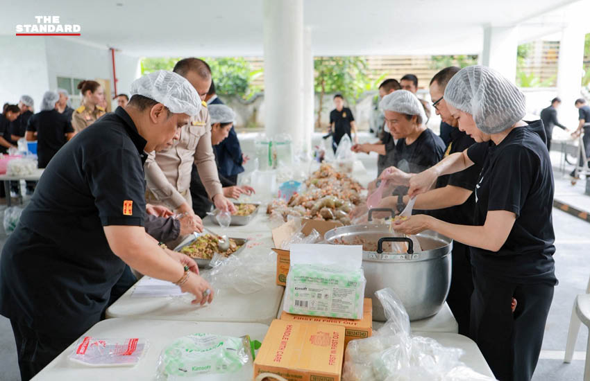ซาบีดา ไทยเศรษฐ์ รัฐมนตรีว่าการกระทรวงวัฒนธรรม กำลังดูแลการจัดเตรียมอาหารในโรงครัวจิตอาสาเพื่อช่วยเหลือผู้ประสบภัยน้ำท่วม 7
