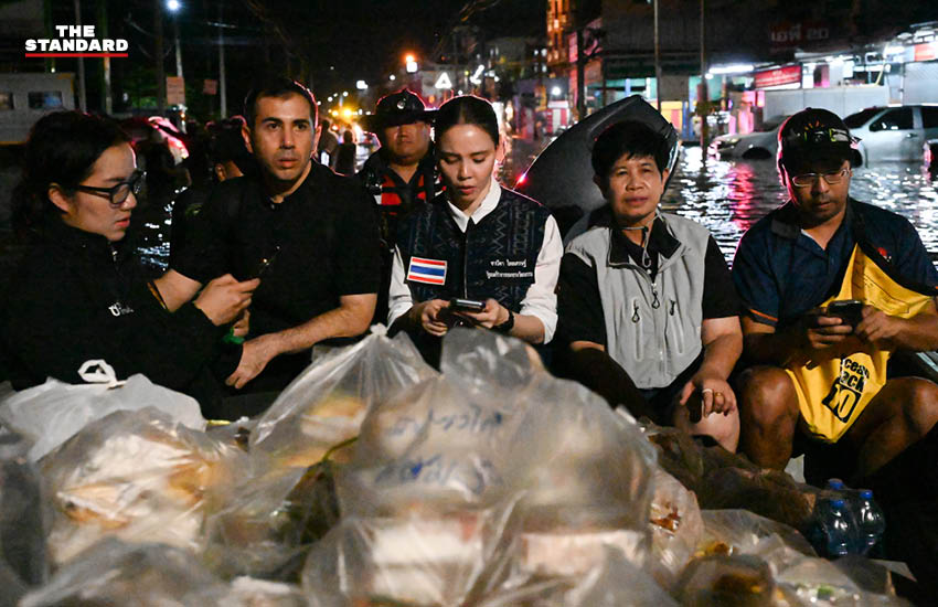 ซาบีดา ไทยเศรษฐ์ รัฐมนตรีว่าการกระทรวงวัฒนธรรม กำลังดูแลการจัดเตรียมอาหารในโรงครัวจิตอาสาเพื่อช่วยเหลือผู้ประสบภัยน้ำท่วม 8