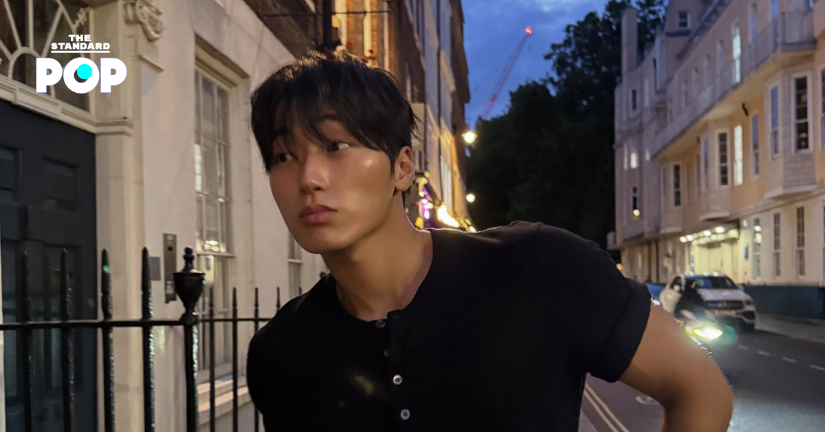 ซาน ATEEZ ในชุดแสดงเพลง BAD