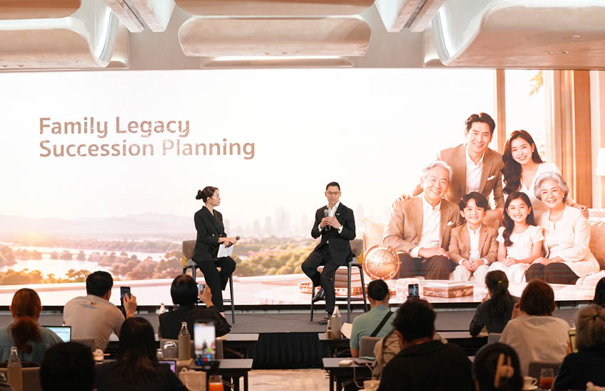 ภาพผู้บริหาร SCB และ FWD เปิดตัวประกัน Infinity Legacy 2
