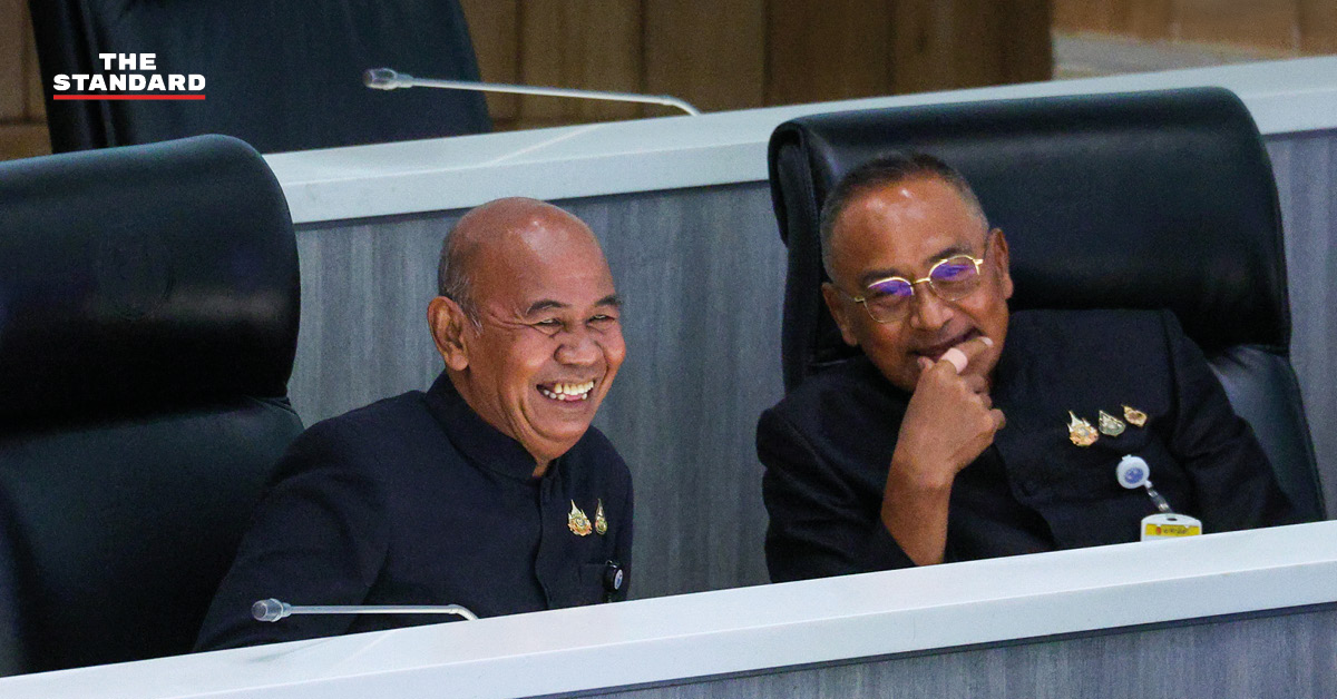 สมาชิกวุฒิสภาบางส่วนกำลังติดตามการถ่ายทอดสดแถลงข่าวของ กกต. บนโทรศัพท์มือถือ