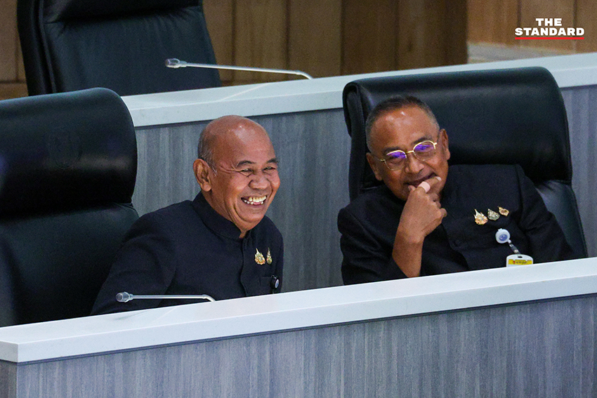 สมาชิกวุฒิสภาบางส่วนกำลังติดตามการถ่ายทอดสดแถลงข่าวของ กกต. บนโทรศัพท์มือถือ 1
