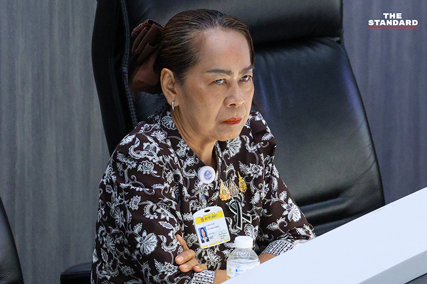 สมาชิกวุฒิสภาบางส่วนกำลังติดตามการถ่ายทอดสดแถลงข่าวของ กกต. บนโทรศัพท์มือถือ 3