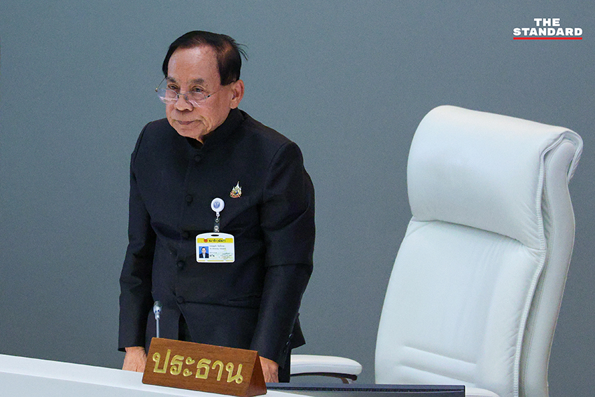 สมาชิกวุฒิสภาบางส่วนกำลังติดตามการถ่ายทอดสดแถลงข่าวของ กกต. บนโทรศัพท์มือถือ 4