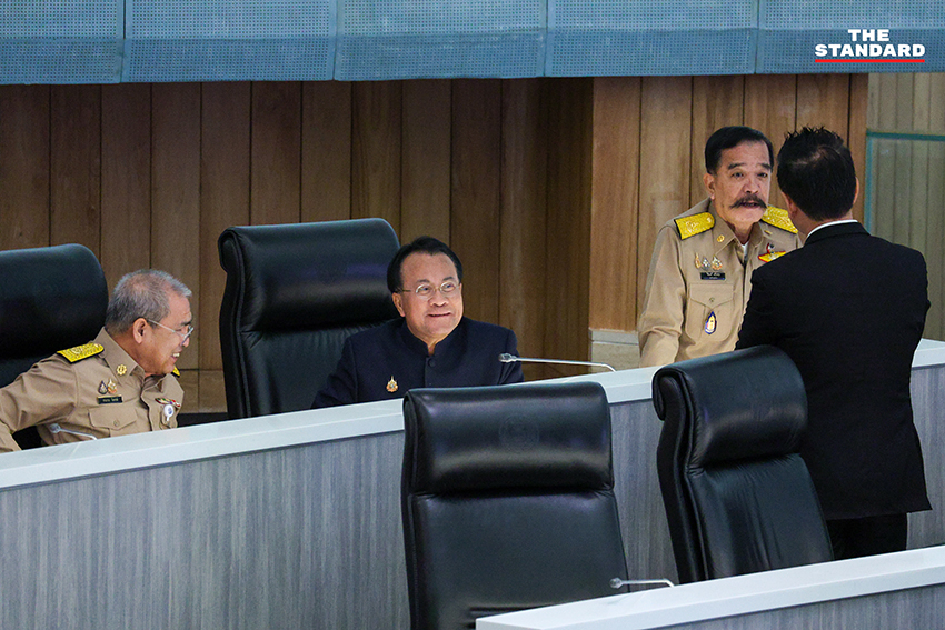 สมาชิกวุฒิสภาบางส่วนกำลังติดตามการถ่ายทอดสดแถลงข่าวของ กกต. บนโทรศัพท์มือถือ 5