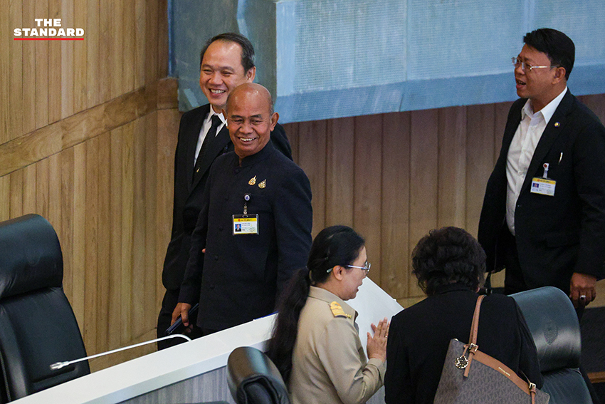 สมาชิกวุฒิสภาบางส่วนกำลังติดตามการถ่ายทอดสดแถลงข่าวของ กกต. บนโทรศัพท์มือถือ 8