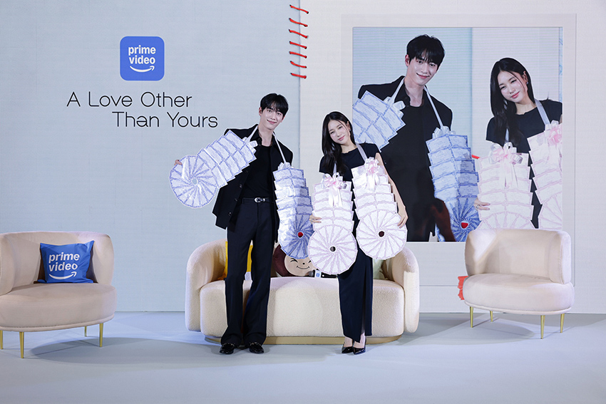 Seo Kang Joon และ Ahn Eun Jin สองนักแสดงนำจากซีรีส์ A Love Other Than Yours ในงานแฟนอีเวนต์ที่ประเทศไทย 1