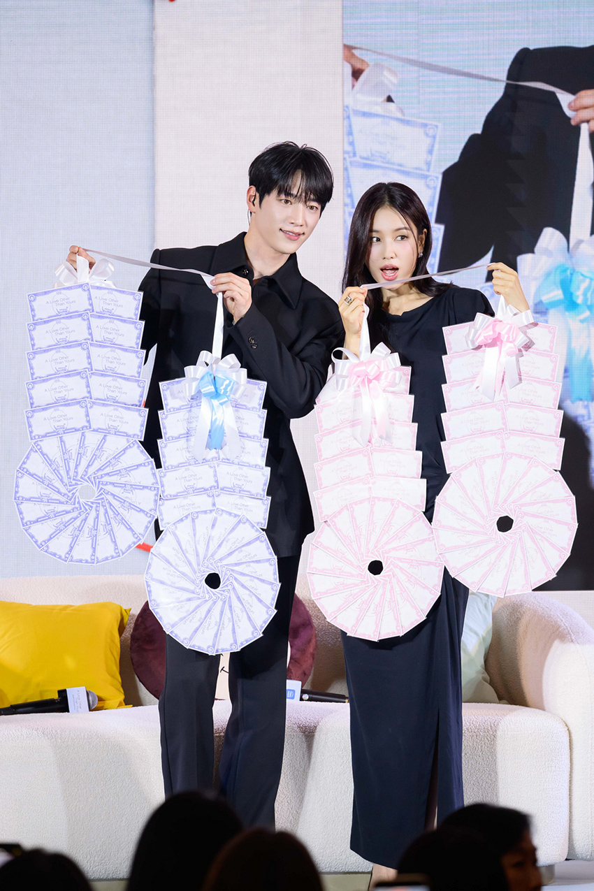 Seo Kang Joon และ Ahn Eun Jin สองนักแสดงนำจากซีรีส์ A Love Other Than Yours ในงานแฟนอีเวนต์ที่ประเทศไทย 2