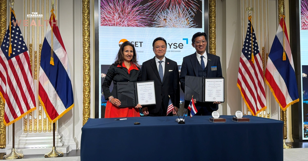 ภาพพิธีลงนาม MOU ระหว่างตลาดหลักทรัพย์แห่งประเทศไทยและตลาดหลักทรัพย์นิวยอร์ก โดยมีนายกรัฐมนตรีร่วมเป็นสักขีพยาน