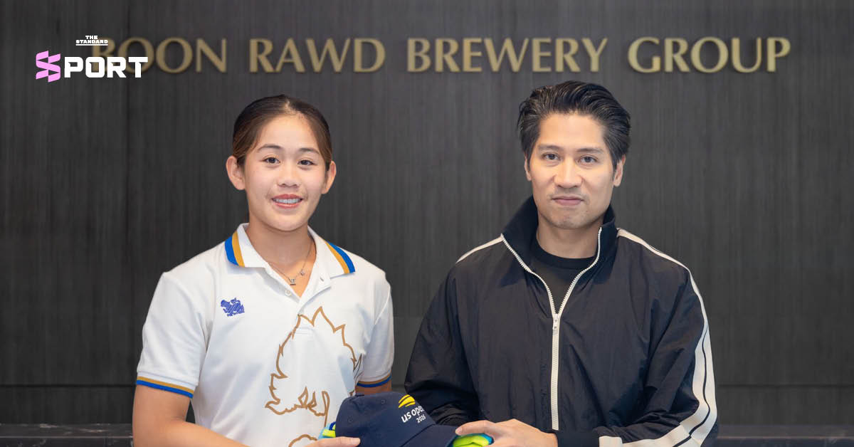 ลัลนา ธาราฤดี นักเทนนิสหญิงไทย ถ่ายภาพร่วมกับผู้บริหารบุญรอดบริวเวอรี่