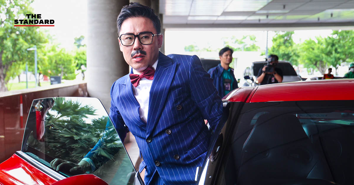 ษิทรา เบี้ยบังเกิด หรือ ‘ทนายตั้ม’ ในชุดนักสืบ เดินทางมายังอาคารรัฐสภา